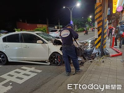 快訊／淡水汽車猛撞3機車！　22歲男騎士「腦液耳鼻流出亡」