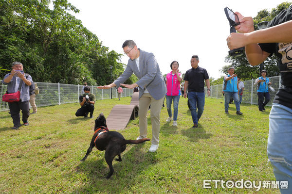 ▲基隆首座寵物公園在暖暖 謝國樑開箱毛孩開心瘋玩。（圖／記者郭世賢翻攝）