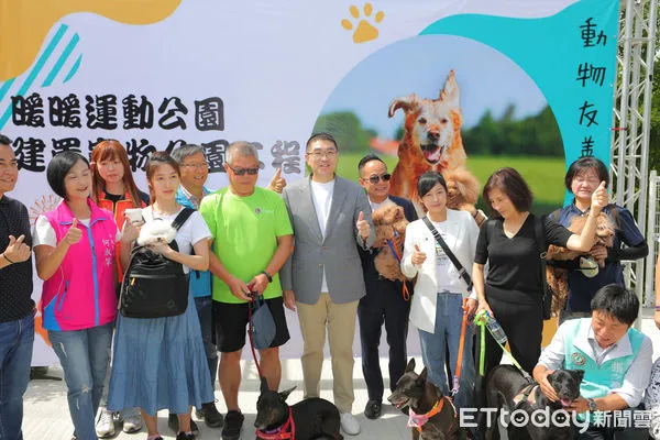▲基隆首座寵物公園在暖暖 謝國樑開箱毛孩開心瘋玩。（圖／記者郭世賢翻攝）