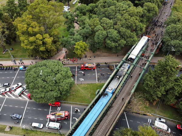 ▲▼阿根廷10日早上巴勒摩（Palermo）區火車鐵橋發生兩火車相撞意外，造成車廂脫軌漏油爆炸，導致90人受傷。（圖／路透）