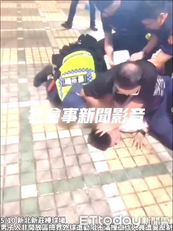 ▲▼鄭男酒後闖禁區撿球遭勸阻，與工作人員發生衝撞遭警方壓制。（圖／記者陸運陞翻攝）