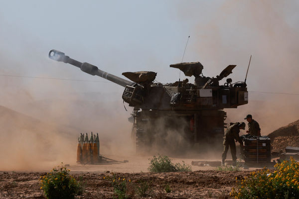 ▲▼一輛以色列軍車在以色列和加薩邊境附近開火。（圖／路透）