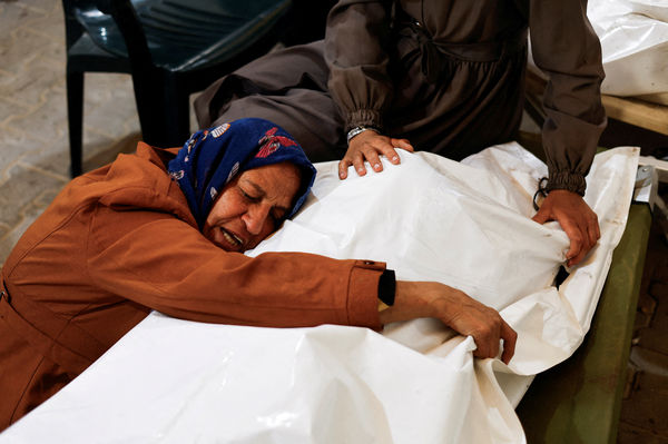 ▲▼巴勒斯坦婦人在加薩走廊拉法哭擁死去親人的遺體。（圖／路透）