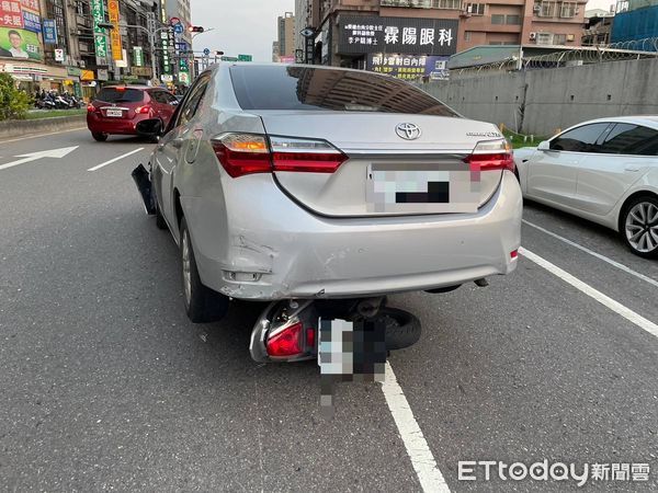 ▲▼台南永康區中華路發生7車交通事故。（圖／記者林東良翻攝）