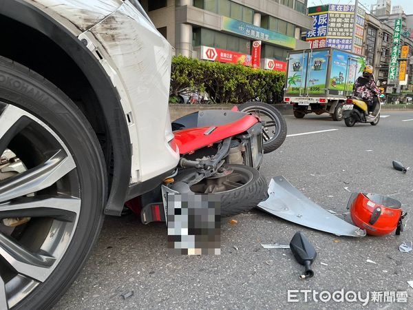 ▲▼台南永康區中華路發生7車交通事故。（圖／記者林東良翻攝）