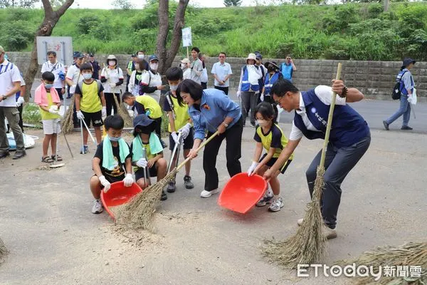 ▲「森活無塑童樂會」除了雲林縣水環境巡守隊志工外，首次結合彰化縣水環境巡守隊及各環保績優企業共襄盛舉，還有許多家長帶著孩子一同參加淨溪及環境教育走讀課程。（圖／記者蔡佩旻翻攝）