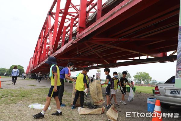 ▲「森活無塑童樂會」除了雲林縣水環境巡守隊志工外，首次結合彰化縣水環境巡守隊及各環保績優企業共襄盛舉，還有許多家長帶著孩子一同參加淨溪及環境教育走讀課程。（圖／記者蔡佩旻翻攝）