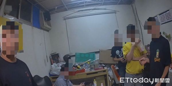 ▲▼夾娃娃機店成賭具，將9顆骰子裝在塑膠盒，依點數產生相對應賠率。（圖／記者邱中岳翻攝）