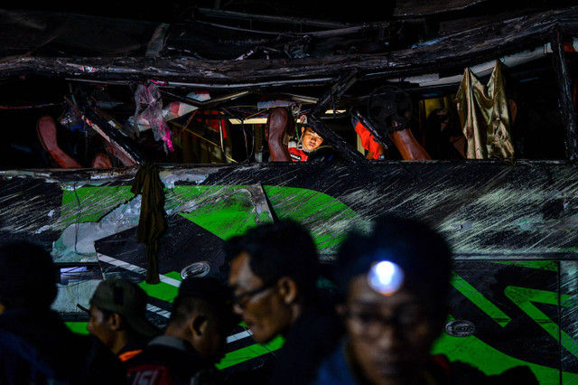 ▲▼畢旅搭上死亡遊覽車！印尼客運「煞車失靈」翻覆　11死53傷。（圖／翻攝自kumparan）