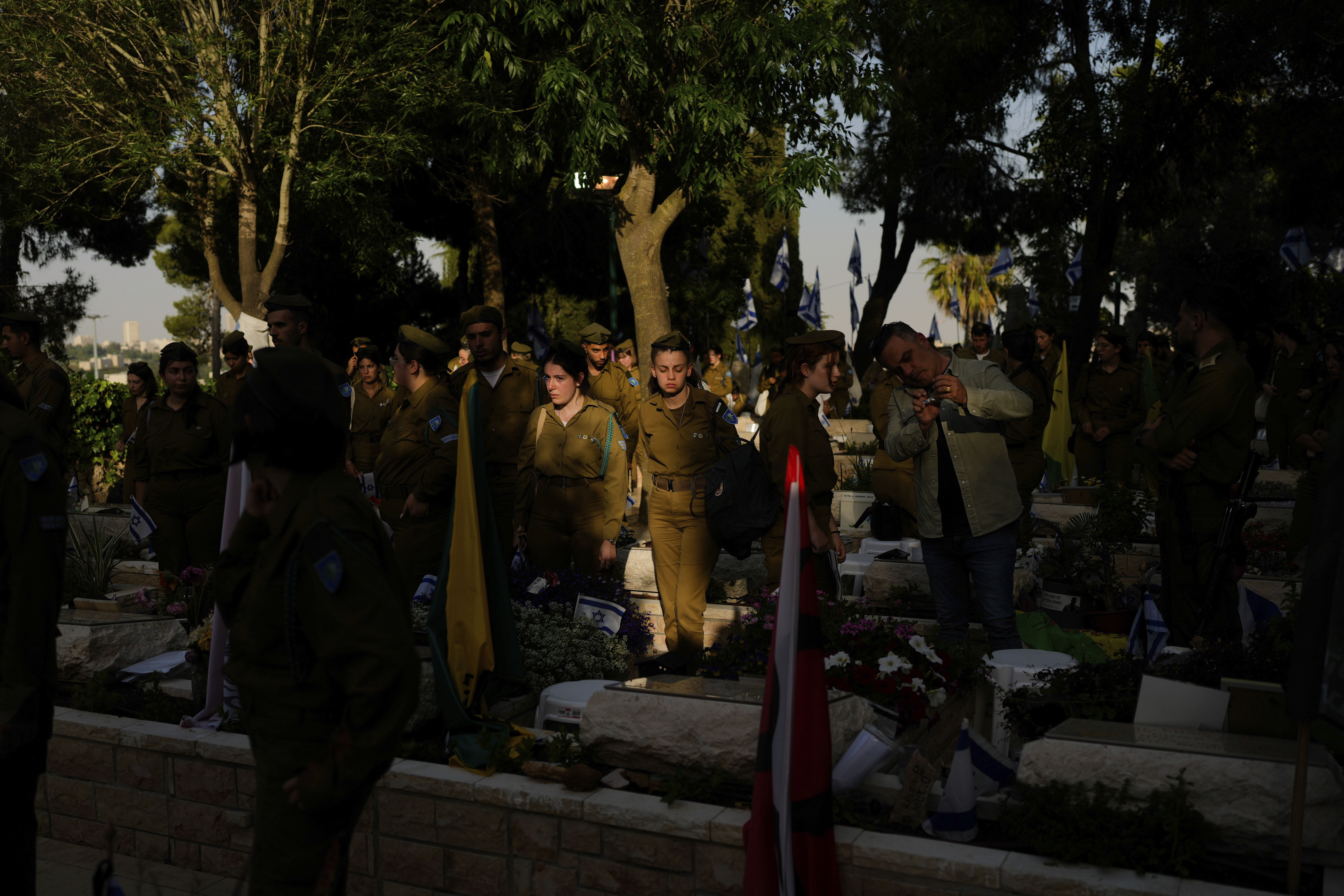 ▲▼  以色列士兵與家屬來到陣亡士兵的墓前。（圖／達志影像／美聯社）