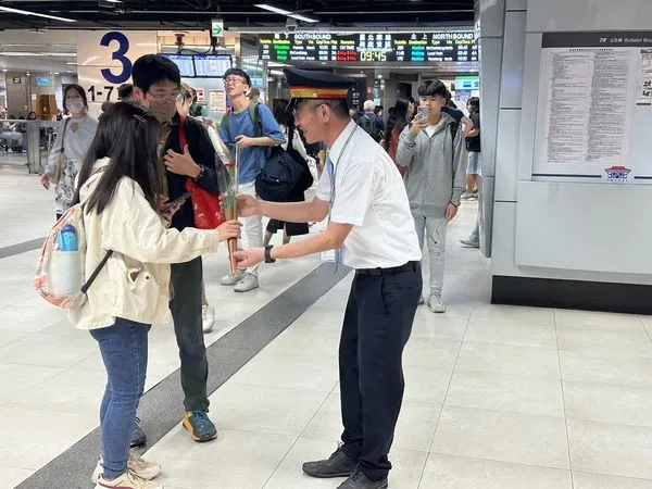 ▲▼慶祝母親節，台鐵公司準備康乃馨花束，致贈給女性同仁與車站內、列車上的女性乘客。（圖／台鐵公司提供）