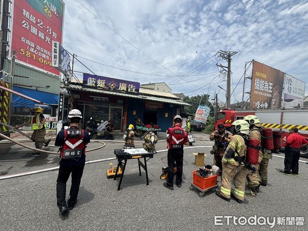 ▲台南市安南區海佃路二段民宅，12日上午10時36分許傳出火警，現場冒出大量濃煙，消防人員射水搶救。（圖／民眾提供，下同）