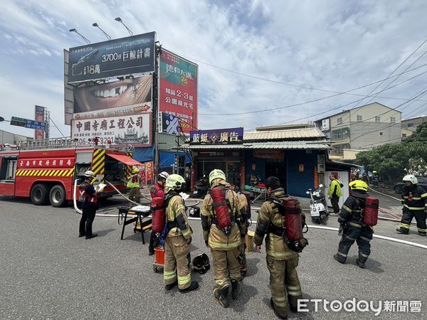 ▲台南市安南區海佃路二段民宅，12日上午10時36分許傳出火警，現場冒出大量濃煙，消防人員射水搶救。（圖／民眾提供，下同）