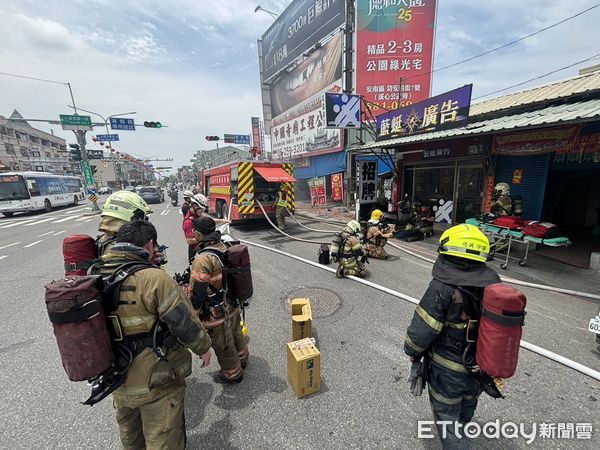 ▲台南市安南區海佃路二段民宅，12日上午10時36分許傳出火警，現場冒出大量濃煙，消防人員射水搶救。（圖／民眾提供，下同）