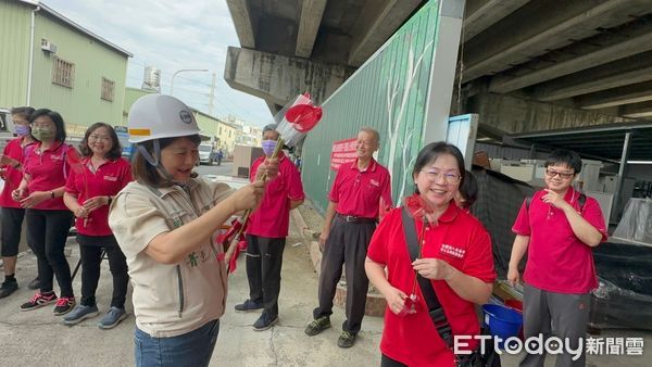 ▲台南市勞工局做工行善團的志工，為實踐黃偉哲市長「希望家園」的施政理念，犧牲假日在溫馨的母親節仍辛勤為弱勢族群修屋，市長夫人親自慰勞辛勞。（圖／記者林東良翻攝，下同）