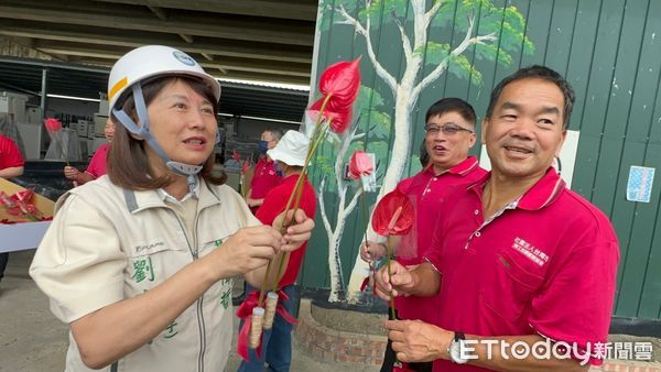 ▲台南市勞工局做工行善團的志工，為實踐黃偉哲市長「希望家園」的施政理念，犧牲假日在溫馨的母親節仍辛勤為弱勢族群修屋，市長夫人親自慰勞辛勞。（圖／記者林東良翻攝，下同）