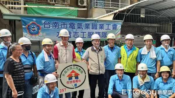 ▲台南市勞工局做工行善團的志工，為實踐黃偉哲市長「希望家園」的施政理念，犧牲假日在溫馨的母親節仍辛勤為弱勢族群修屋，市長夫人親自慰勞辛勞。（圖／記者林東良翻攝，下同）