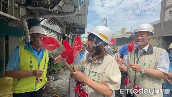 ▲台南市勞工局做工行善團的志工，為實踐黃偉哲市長「希望家園」的施政理念，犧牲假日在溫馨的母親節仍辛勤為弱勢族群修屋，市長夫人親自慰勞辛勞。（圖／記者林東良翻攝，下同）