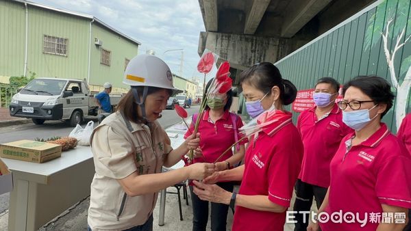 ▲台南市勞工局做工行善團的志工，為實踐黃偉哲市長「希望家園」的施政理念，犧牲假日在溫馨的母親節仍辛勤為弱勢族群修屋，市長夫人親自慰勞辛勞。（圖／記者林東良翻攝，下同）