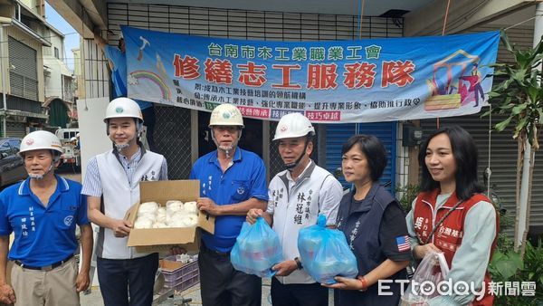 ▲台南市勞工局做工行善團的志工，為實踐黃偉哲市長「希望家園」的施政理念，犧牲假日在溫馨的母親節仍辛勤為弱勢族群修屋，市長夫人親自慰勞辛勞。（圖／記者林東良翻攝，下同）