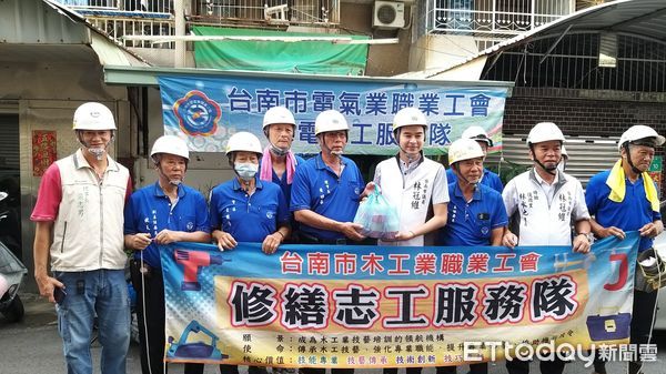 ▲台南市勞工局做工行善團的志工，為實踐黃偉哲市長「希望家園」的施政理念，犧牲假日在溫馨的母親節仍辛勤為弱勢族群修屋，市長夫人親自慰勞辛勞。（圖／記者林東良翻攝，下同）