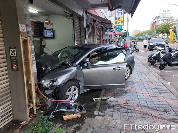 ▲▼台中刈包店被撞爛！轎車閃車暴衝5人傷　2員工小腿粉碎性骨折。（圖／記者許權毅翻攝）