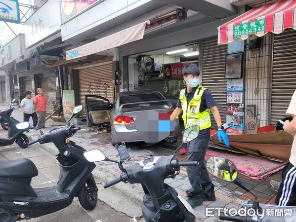 ▲▼台中刈包店被撞爛！轎車閃車暴衝5人傷　2員工小腿粉碎性骨折。（圖／記者許權毅翻攝）