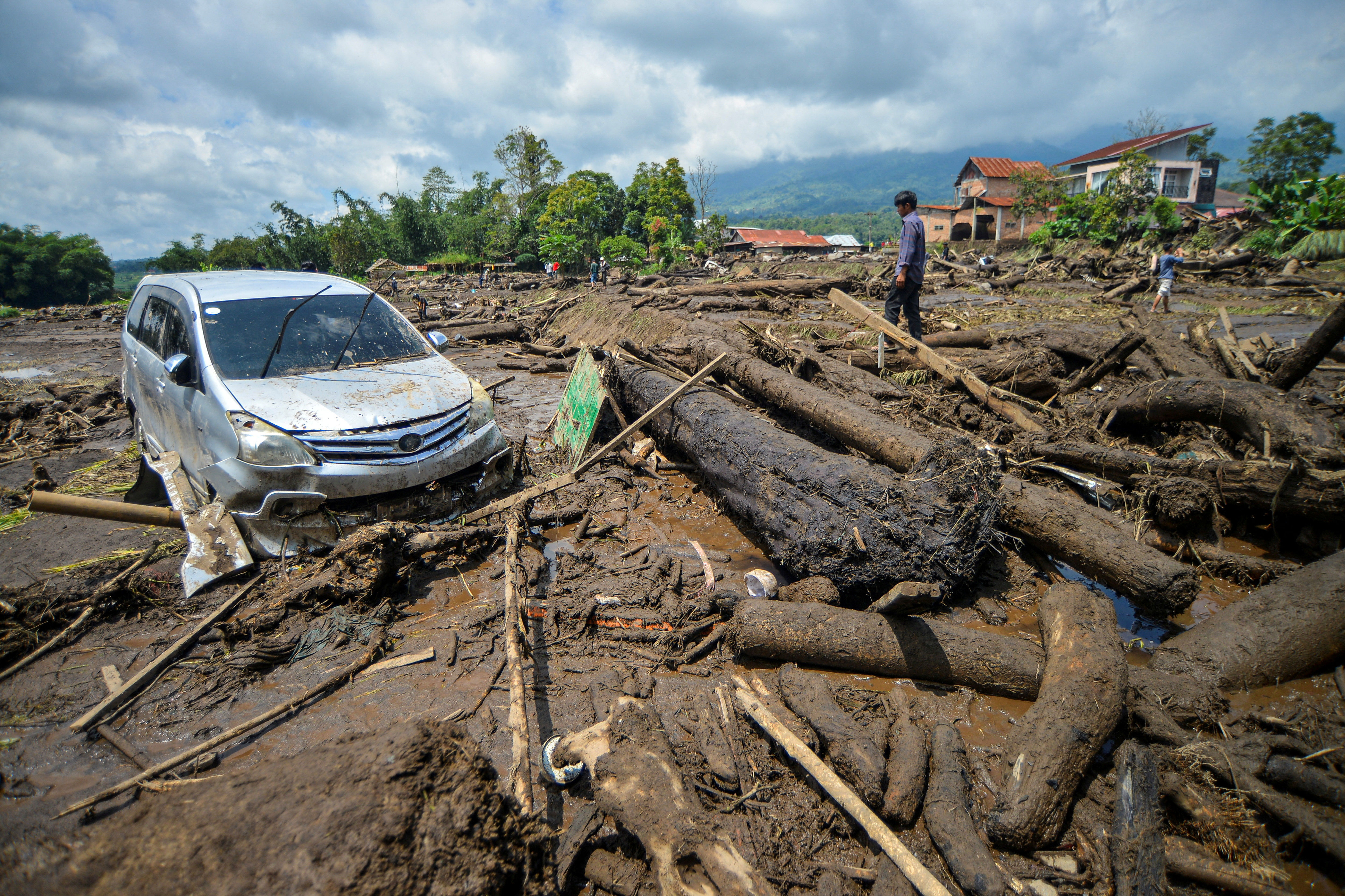 ▲▼印尼西蘇門答臘省迎來季風降雨，洪水和冷熔岩流導致河流潰堤。（圖／路透）