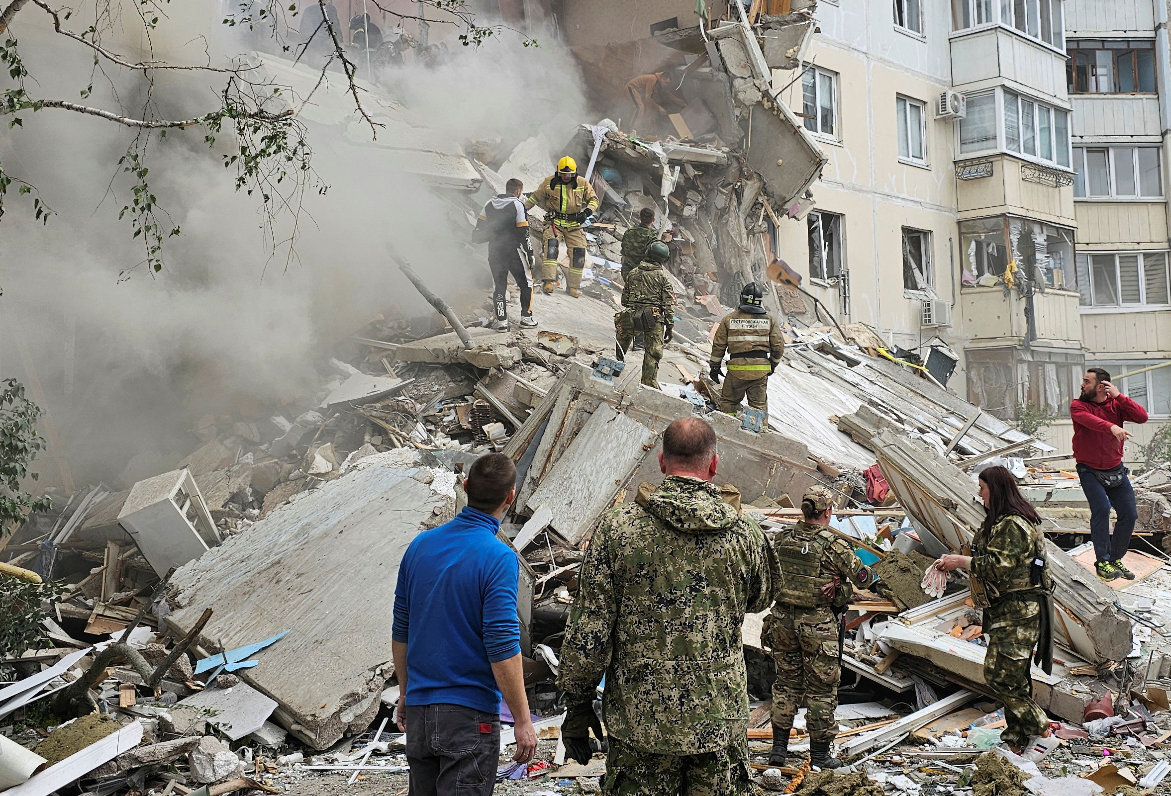 ▲▼俄羅斯西南邊境貝爾哥羅德一棟公寓大樓慘遭飛彈擊中，造成至少9人死亡。（圖／路透）