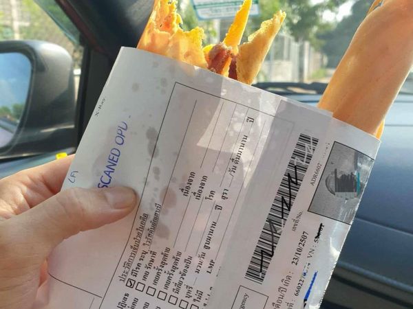 ▲▼泰國一名網友在街邊買小吃時，意外發現攤主居然用B型肝炎病患的病歷單來包裹食物。（圖／翻攝自Facebook）