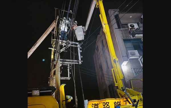 ▲▼新竹市香山區受雷雨影響造成線路斷線，需進行停電搶修工作。（圖／台電提供）
