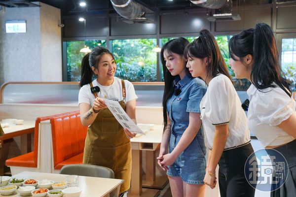 韓國啦啦隊女神安芝儇（右2）在韓虎嘯舉辦粉絲見面會，張雅涵（左1）也緊急為她們特訓待客之道。