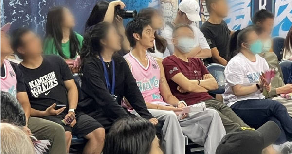 曹佑寧身穿粉色球衣現身籃球場，為富邦勇士隊擔任開球嘉賓。（圖／讀者提供）