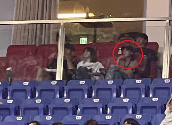 曹佑寧去籃球賽開球，王淨（右一黑帽者）就坐在VIP室隔空觀賽。（圖／讀者提供）