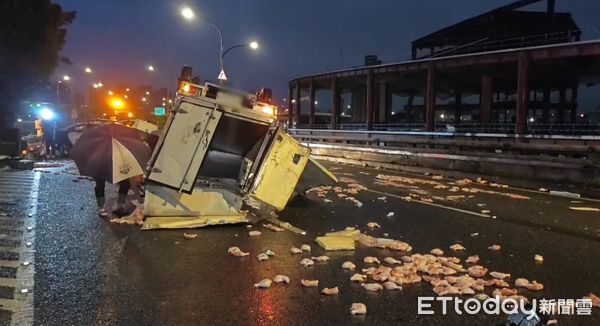 ▲▼(碼)台北萬華水源快速道路貨車自撞，雞腿掉滿地。（圖／記者黃彥傑翻攝）