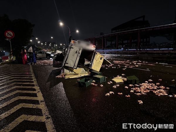 ▲北市水源快速道路央13日凌晨驚傳貨車翻車事故，生鮮雞腿灑滿道路。（圖／記者張君豪翻攝）