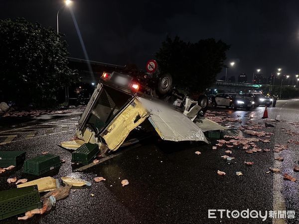 ▲北市水源快速道路央13日凌晨驚傳貨車翻車事故，生鮮雞腿灑滿道路。（圖／記者張君豪翻攝）