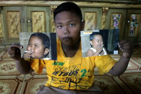 ▲▼印尼16歲少年里札爾（Ardi Rizal）在2歲時每天抽40根菸。（圖／翻攝自X）