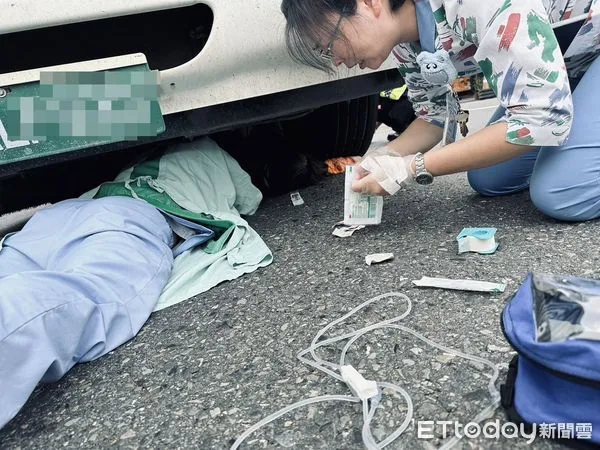 ▲▼婦人違規闖馬路遭水泥車擦撞，當場被捲入車輪             。（圖／記者高堂堯翻攝）