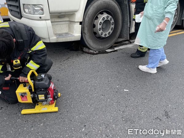 ▲▼婦人違規闖馬路遭水泥車擦撞，當場被捲入車輪             。（圖／記者高堂堯翻攝）