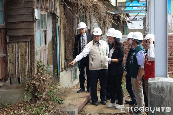 ▲台南永康區的「原台南農校日式宿舍群」歷史建築修復工程，於13日上午舉行動土典禮，市長黃偉哲親率相關局處首長，在文化部文化資產局與多位民意代表的見證下，動土敲錘。（圖／記者林東良翻攝，下同）