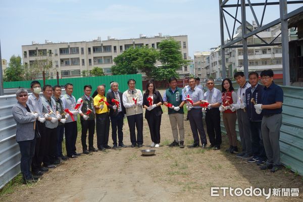 ▲台南永康區的「原台南農校日式宿舍群」歷史建築修復工程，於13日上午舉行動土典禮，市長黃偉哲親率相關局處首長，在文化部文化資產局與多位民意代表的見證下，動土敲錘。（圖／記者林東良翻攝，下同）