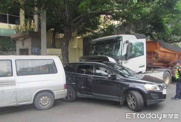 ▲▼砂石車酒駕「撞8車」才停下　右側車頭磨山壁毀了。（圖／記者鄧木卿翻攝）