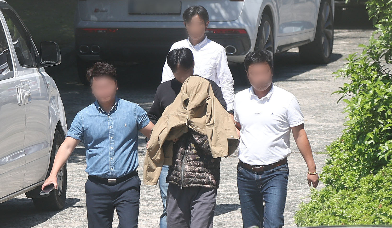 ▲▼南韓警方在全羅北道井邑市逮捕涉案的李姓男子後，14日移送至慶南警察廳。（圖／VCG）