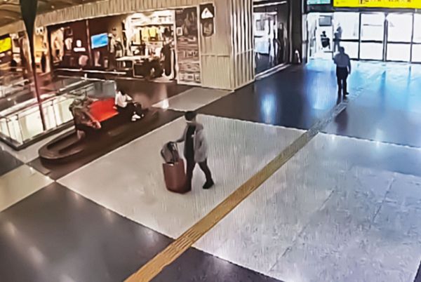 張男帶著行李箱逃亡，被車站監視器清楚拍下。（翻攝畫面）