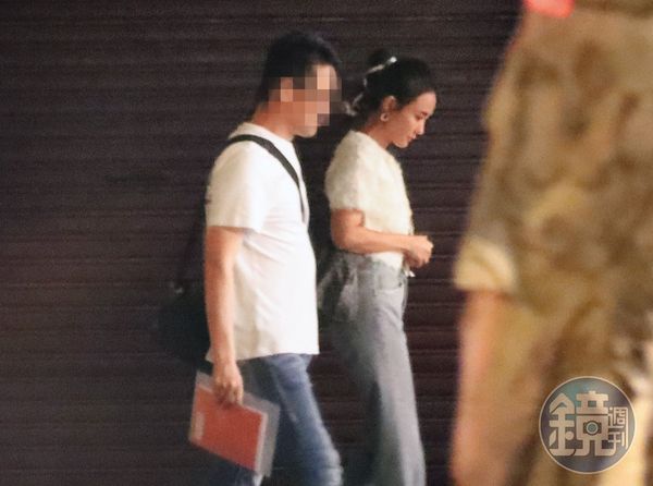 5月3日22：00，何妤玟（右）的晚餐約會約莫一個小時，離開餐廳後兩人並肩散步。