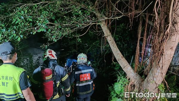 ▲13日晚間汐止姜子寮公園發生大火，獨居工寮內的老翁順利逃出無人受傷。（圖／記者張君豪翻攝）