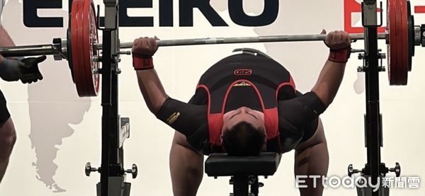 ▲▼玉里高中柯冠廷參加亞洲盃健力錦標賽，榮獲4面金牌並打破4項亞洲青少年紀錄。（圖／記者王兆麟翻攝，下同）