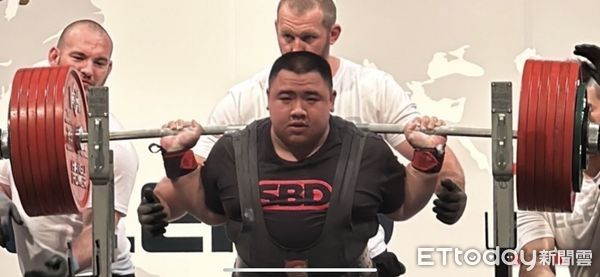 ▲▼玉里高中柯冠廷參加亞洲盃健力錦標賽，榮獲4面金牌並打破4項亞洲青少年紀錄。（圖／記者王兆麟翻攝，下同）