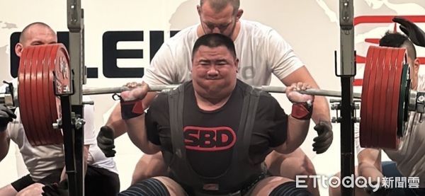 ▲▼玉里高中柯冠廷參加亞洲盃健力錦標賽，榮獲4面金牌並打破4項亞洲青少年紀錄。（圖／記者王兆麟翻攝，下同）